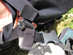 Un des points de connexion entre une des Balance pockets et le sac : ici au niveau de la ceinture ventrale Un des points de connexion entre une des Balance pockets et le sac : ici au niveau de la ceinture ventrale