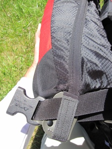 Un des points de connexion entre une des Balance pockets et le sac : ici au niveau de la ceinture ventrale Un des points de connexion entre une des Balance pockets et le sac : ici au niveau de la ceinture ventrale