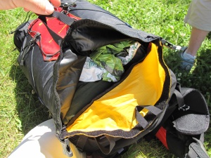 Ouverture du bas du sac, qui se ferme par roulage (comme un sac étanche)