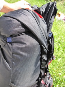 Le haut du sac se ferme par roulage + clip (comme un sac étanche) Le haut du sac se ferme par roulage + clip (comme un sac étanche)