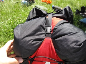 Le haut du sac se ferme par roulage + clip (comme un sac étanche), une sangle de compression est située au dessus Le haut du sac se ferme par roulage + clip (comme un sac étanche), une sangle de compression est située au dessus