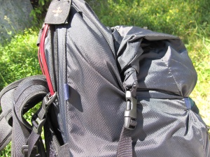 Le haut du sac se ferme par roulage + clip (comme un sac étanche) Le haut du sac se ferme par roulage + clip (comme un sac étanche)
