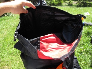 L'accès du haut du sac : fermeture par roulage+clip (+ sangle de compression) comme un sac étanche L'accès du haut du sac : fermeture par roulage+clip (+ sangle de compression) comme un sac étanche