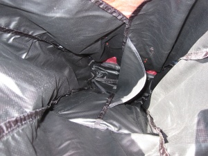 Intérieur du sac sans le sac interne étanche, on aperçoit la cloison de maintien de la forme Intérieur du sac sans le sac interne étanche, on aperçoit la cloison de maintien de la forme
