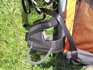 Bord de la poche filet latérale et ceinture ventrale avec un porte-matériel