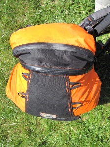 Le sac chargé et fermé vu de dessus, poche sommitale avec zip étanche
