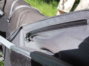Une des 4 (2 de chaque côté) petites poches sur la large ceinture ventrale : ici celle à zip, située côté "ventre"