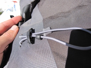 Un des 2 anneaux élastiques et clips situés sur la face du sac, pour accrocher du matériel (porte-bâton, porte-piolet, etc.)