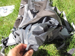 Le sac ouvert par le zip étanche du bas, et la cloison qui sépare ce compartiment du bas avec le reste du volume du sac