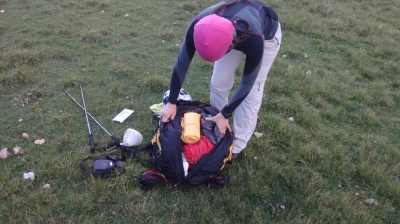 Sac avec parapente sellette et de quoi bivouaquer