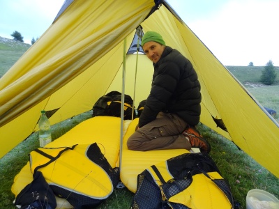 L'abri Shangri La 2 : bien spacieux avec les parapentes aux pieds