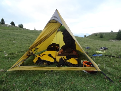 L'abri Shangri La 2 : bien spacieux avec les parapentes aux pieds