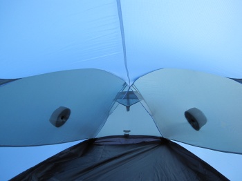 Tente intérieure avec les mousses pour repousser le double-toit