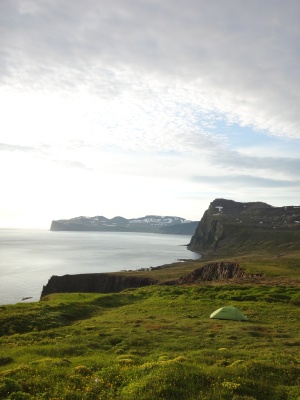 Bivouac bien sauvage le long des falaises du Hornstrandir (nord ouest de l'Islande)