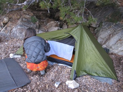 La tente montée sur un terrain peu approprié à cause de la mauvaise tenue des sardines (le matelas de posidonie)