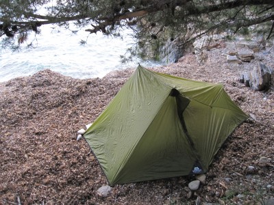 La tente montée sur un terrain peu approprié à cause de la mauvaise tenue des sardines (le matelas de posidonie)