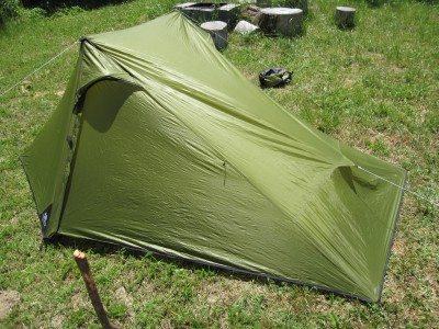 Le hauban du bout de tente (à droite sur la photo) est quasi indispensable pour éviter que le double-toit ne touche la tente intérieure