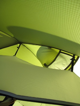 Accrochage de la tente intérieure sur la structure et aération