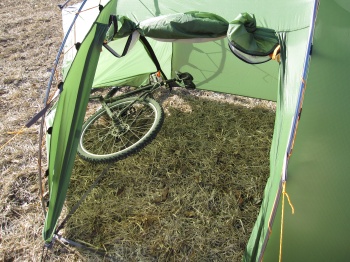 On peut s'en servir pour mettre une partie du vélo dans l'abside en conservant de la place dans cette dernière.