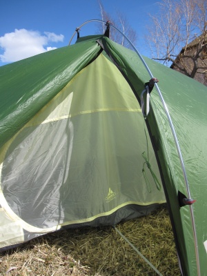 On voit le tissu fin et plein qui compose l'essentiel de la tente intérieure. Le haut de la porte est en moustiquaire.