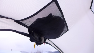 Pour chaque porte de la tente intérieure, le fabricant a prévu une poche de rangement situé sur le plafond de la tente : le stockage de la porte est ultra rapide et simple
