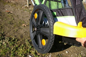 Les roues à gros rayons plastiques ne sont pas des plus légères et rendent la remorque rigide