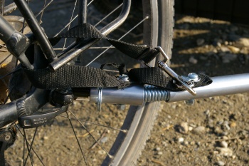 Fixation au vélo par tige sur le moyeu de la roue (rapide et efficace), pièce en fer solide