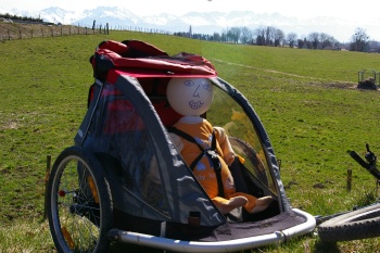 Le mannequin "crash-test" du dossier a l'air content dans la Croozer :-)