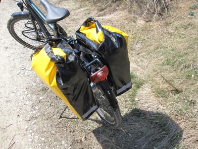 Les sacoches déstinées à la remorque Extrawheel Voyager peuvent se monter sur d'autres support, mais le fait que la fixation soit non réglable limite leur universalité