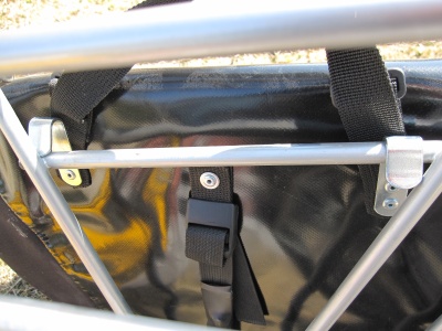 Exemple d'un porte-bagage où l'espacement fixe pose problème. Ici un Tubus Logo Expédition