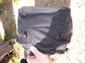 Vue de dessous, la sacoche a de petits plots pour protéger le tissu du fond de sacoche