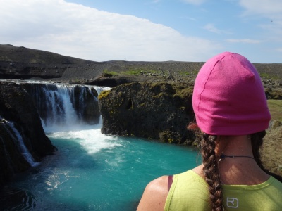 Bonnet Devold Sport Cap près des cascade en Islande