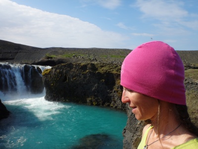 Bonnet Devold Sport Cap près des cascade en Islande