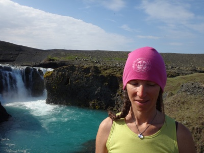 Bonnet Devold Sport Cap près des cascade en Islande