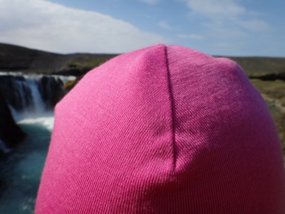 Bonnet Devold Sport Cap près des cascade en Islande