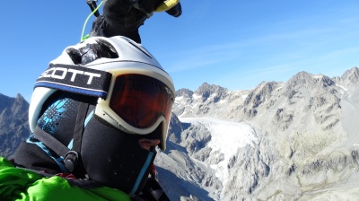 En parapente en direction du glacier Blanc dans le massif des Ecrins