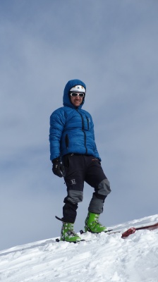 Ski de rando dans le Queyras : on apprécie l'isolation thermique au sommet venté de la Gardiole de l'Alp dans le Queyras (Hautes-Alpes)