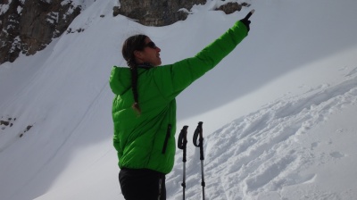 Ski de rando hivernal : on apprécie la chaleur pendant qu'on enlève les peaux en haut du couloir 