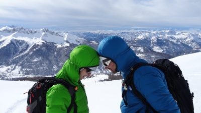 La capuche des modèles Thermik light (en vert) et Thermik light réversible (bleu) est assez ample pour permettre le port d'un casque (ici des casques de ski, très proches de casques de parapente)