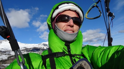 En parapente, la capuche ample permet le port d'un casque (ici le casque multisports Kong Scarab )