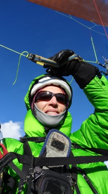 En parapente, la capuche ample permet le port d'un casque (ici le casque multisports Kong Scarab )