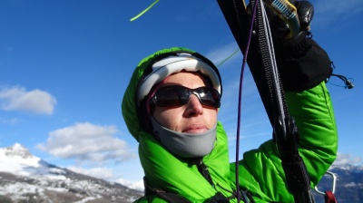 En parapente, la capuche ample permet le port d'un casque (ici le casque multisports Kong Scarab )