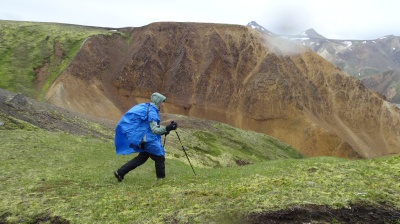 Par conditions difficiles (pluie prolongée et/ou vive), nous portons aussi une cape de pluie.