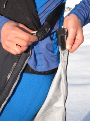 Le haut n'est maintenu fermé que par un trop petit velcro lorsque le zip est ouvert