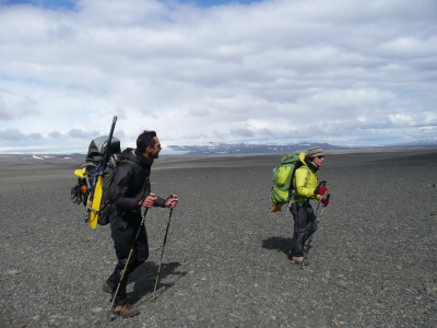 Surpantalon imper-respirant Stretched Reality Pant de Vaude (au premier plan) en Islande