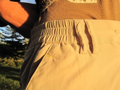 Pantalon Cimalp Aida, passants de ceinture et zone stretch au niveau des hanches