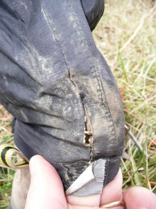 Pantalon imperméable Ferrino Kumbu Pants, déchirure à l'intérieur des mollets