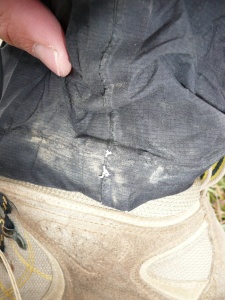Pantalon imperméable Ferrino Kumbu Pants, déchirure à l'intérieur des mollets