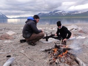 Pantalon Fjällräven Karl MT Trousers (à gauche) en Norvège