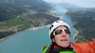 En plein vol au-dessus du lac de Serre Ponçon